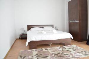 Un pat sau paturi într-o cameră la Alexys Residence 6