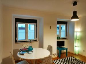 uma sala de estar com uma mesa branca e cadeiras em Be 1 of Us Central Lisbon Bairro Alto Santa Catarina em Lisboa