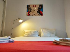 um quarto com uma cama com um quadro na parede em Be 1 of Us Central Lisbon Bairro Alto Santa Catarina em Lisboa
