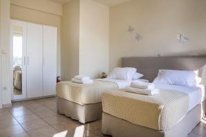 フィスカルドにあるVilla Isalosのベッドルーム1室(ベッド2台、タオル付)