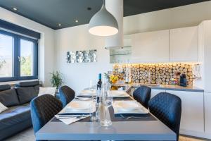 uma sala de jantar com uma mesa longa e cadeiras em New Apartment ParkView/CityView em Split