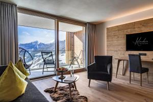 Nespecifikovaný výhled na hory nebo výhled na hory při pohledu z hotelu