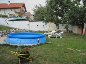 The swimming pool at or close to Hadjibulevata Guest House