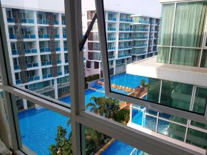 Bazén v ubytování My Resort Huahin C605 nebo v jeho okolí