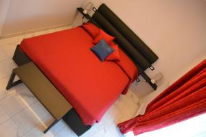 Una cama con una manta roja encima. en CASA DELLA ZIA ELSA, en Verona