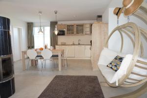 cocina y sala de estar con mesa y sillas en Ferienhaus „Lachmöwe“ Zierow en Zierow