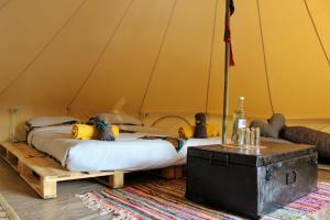 ein Schlafzimmer mit einem großen Bett in einem Zelt in der Unterkunft ViaVia Entebbe in Entebbe