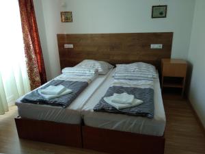 Un pat sau paturi într-o cameră la Acopark Vendégház