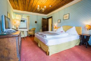 Postel nebo postele na pokoji v ubytování Hotel Schloss Leonstain
