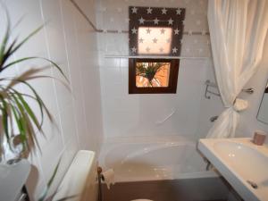 y baño con bañera blanca y lavamanos. en Belvilla by OYO Casa Susanna en Verbania