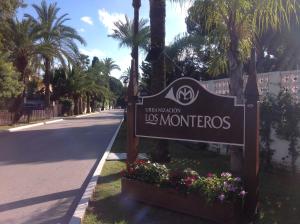 Una señal para el cartel de Las Marroquís en una calle en Villa Duque Los Monteros Marbella en Marbella