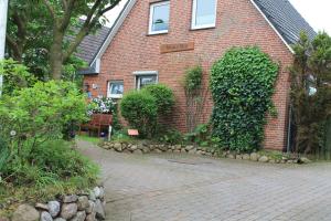 提努姆Googeswill-Wohnung-1的砖房,前面有石头走道