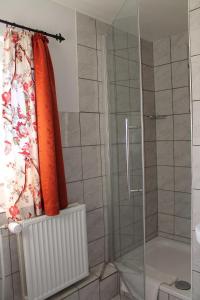 e bagno con doccia e vasca. di Googeswill-Wohnung-2 a Tinnum