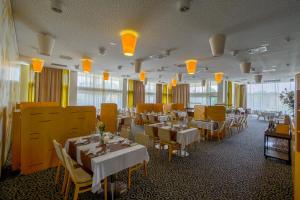 Business Hotel Astrum Laus餐厅或其他用餐的地方
