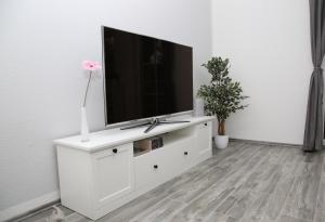 TV a/nebo společenská místnost v ubytování Ferienwohnung BadSaarowZentrum