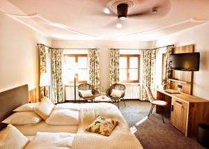 TV a/nebo společenská místnost v ubytování Historisches Gasthaus Hotel Hirschen Horn