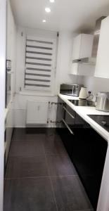 Η κουζίνα ή μικρή κουζίνα στο Sehr Schöne drei Zimmer Delüx Wohnung in Sindelfingen