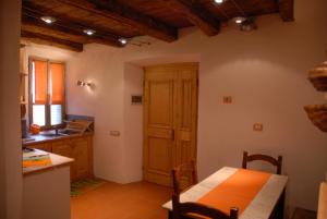 cocina y comedor con mesa y barra en Casetta Villa, en Villa di Chiavenna