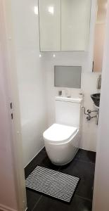 Ένα μπάνιο στο Sehr Schöne drei Zimmer Delüx Wohnung in Sindelfingen