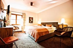Postel nebo postele na pokoji v ubytování Historisches Gasthaus Hotel Hirschen Horn + 37 fotografií