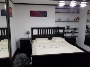 un dormitorio con una cama con un cartel que diga que hay cualquier peligro en Sweet Apartment, en Ramingstein