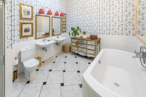 une salle de bain avec une baignoire, des toilettes et un lavabo dans l'établissement Angel House Vilnius, 4A, à Vilnius