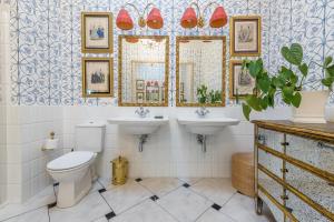 La salle de bains est pourvue de toilettes et de 2 lavabos. dans l'établissement Angel House Vilnius, 4A, à Vilnius 21 autres photos