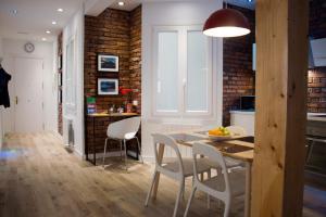 a kitchen and dining room with a table and chairs at Landatxoenea in Bilbao