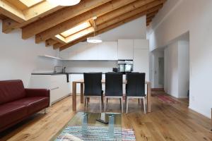 - une cuisine et une salle à manger avec une table et des chaises dans l'établissement Bolero 4.5 Dachzimmerwohnung, à Zermatt