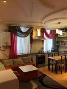 sala de estar con sofá y mesa en Rest home Jermuk, en Jermuk