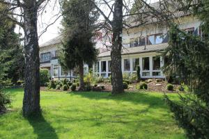 una casa con árboles delante en Gästehaus am Kurpark, en Villingen-Schwenningen