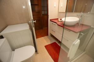 Ένα μπάνιο στο Like-home-T1 Apt-Sea View, near the beach +9 φωτογραφίες