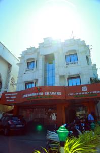 un gran edificio blanco con un cartel delante en Sree Janardhana Residency, en Kollam