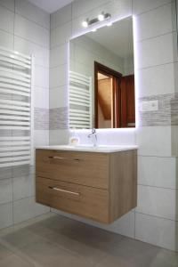 un bagno con lavandino e specchio di Apartamenty i pokoje u Klimka a Zakopane