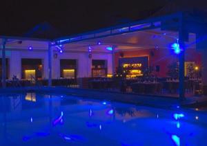 Bazén v ubytování Ramee Grand Hotel and Spa, Pune nebo v jeho okolí