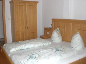 ein Schlafzimmer mit einem Bett und einem Holzschrank in der Unterkunft Landhaus Auen in Neustift im Stubaital