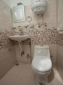 een badkamer met een toilet en een wastafel bij Tibet Peace Guest House in Kathmandu