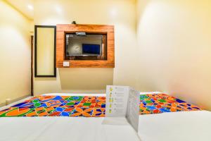 Postel nebo postele na pokoji v ubytování FabExpress Deluxe Comfort - Nr Kokilaben Hospital