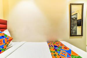 Postel nebo postele na pokoji v ubytování FabExpress Deluxe Comfort - Nr Kokilaben Hospital