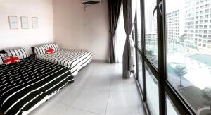 um quarto com uma cama e uma grande janela em 1-5pax Family❤️ Studio Near IKEA JB, AEON, TESCO❤️ em Johor Bahru
