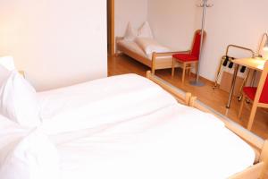 Ein Bett oder Betten in einem Zimmer der Unterkunft Hotel-Restaurant Ronalp