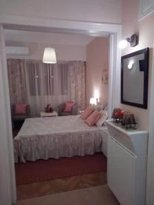 1 dormitorio con 1 cama y TV de pantalla plana en Sylvia' s Apartments en Atenas