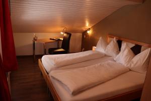 Ein Bett oder Betten in einem Zimmer der Unterkunft Hotel-Restaurant Ronalp