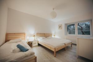 Ένα ή περισσότερα κρεβάτια σε δωμάτιο στο Leśniki