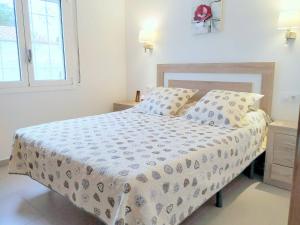 Posteľ alebo postele v izbe v ubytovaní VACAY Villa Zen, relax perfecto, en la Costa Brava, L'Escala! + 24 fotografií