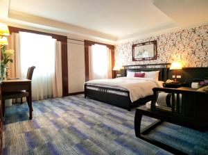 ein Hotelzimmer mit einem Bett und einem Schreibtisch in der Unterkunft Beauty Hotels - Star Beauty Resort in Taipeh