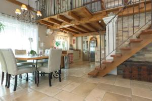 萊斯安格爾斯的住宿－Villa Bacchus, Provence，一间带桌椅和楼梯的用餐室
