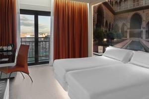Кровать или кровати в номере Elba Madrid Alcalá