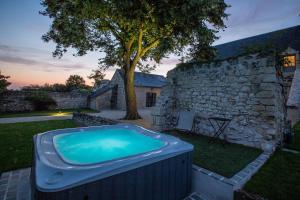 The swimming pool at or close to Le Clos de Louy