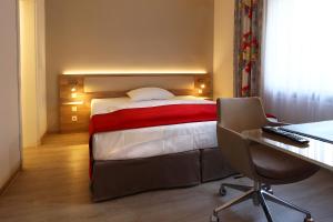 Ein Bett oder Betten in einem Zimmer der Unterkunft Hotel Königshof am Funkturm